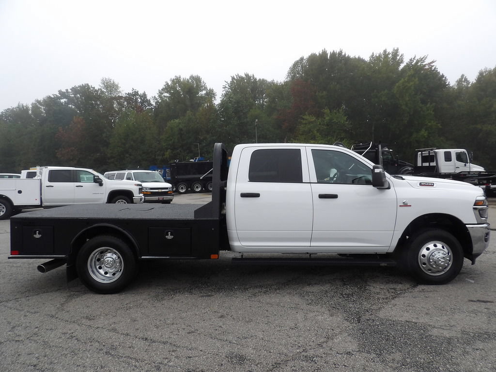 Used 2026 RAM 3500 Tradesman w/ Chrome Appearance Group AWD/4WD image 9