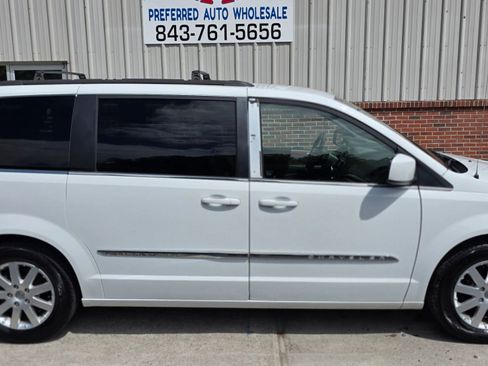 Used 2015 Chrysler Town & Country Touring FWD image 4