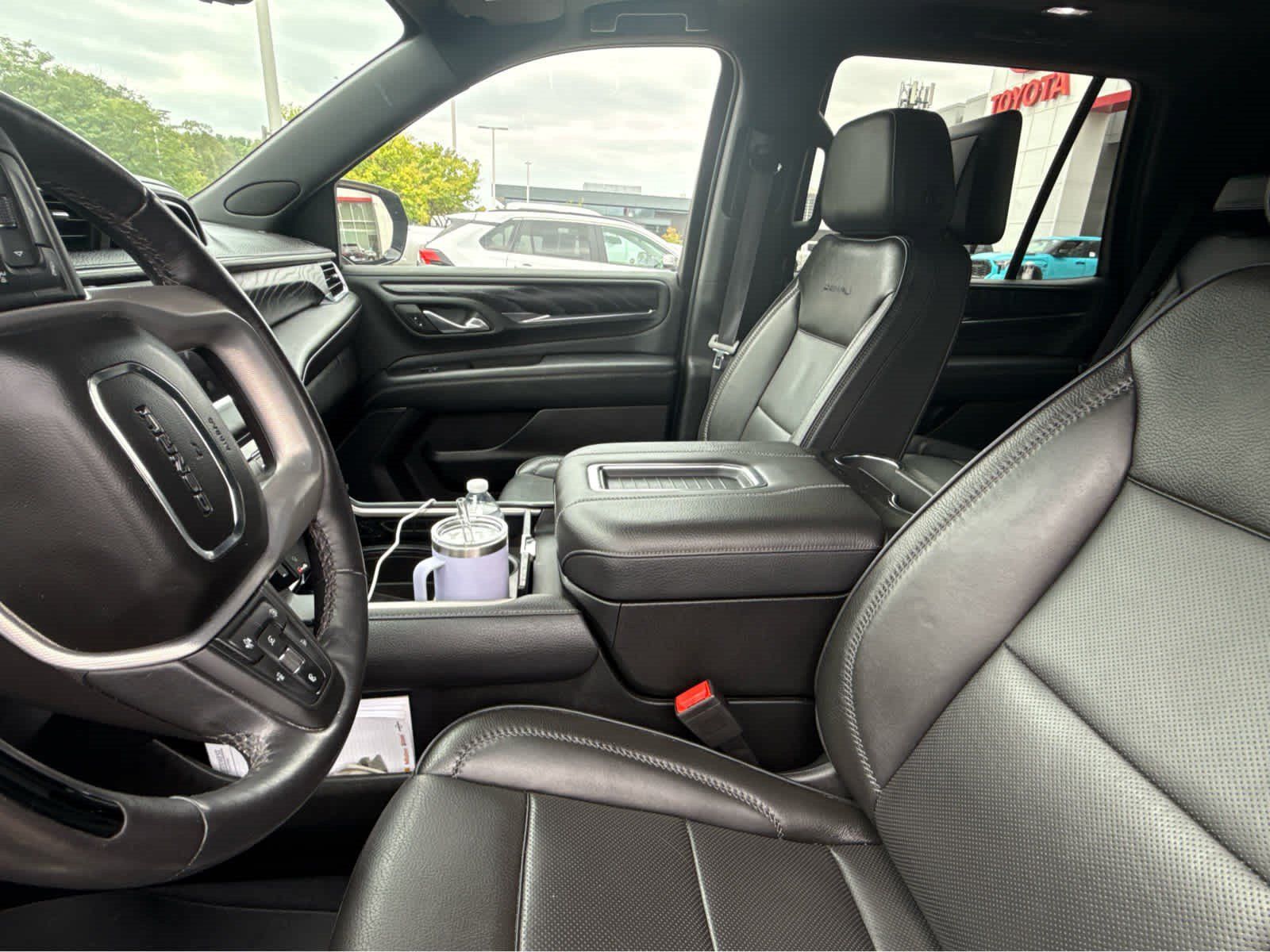 Used 2024 GMC Yukon Denali w/ Advanced Technology Package AWD/4WD image 3