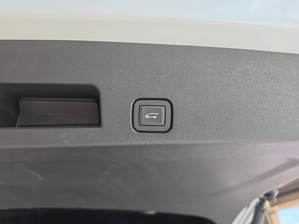 Used 2025 Chevrolet Traverse RS w/ LPO, Floor Liner Package FWD image 52