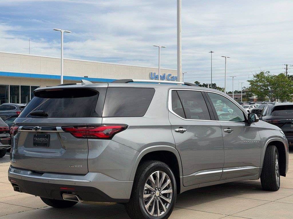 Used 2023 Chevrolet Traverse Premier FWD image 5