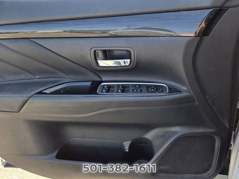 Used 2018 Mitsubishi Outlander SEL AWD/4WD image 30