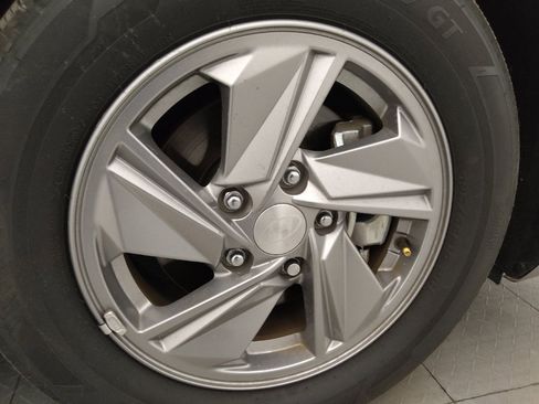 Used 2025 Hyundai Elantra SE FWD image 31