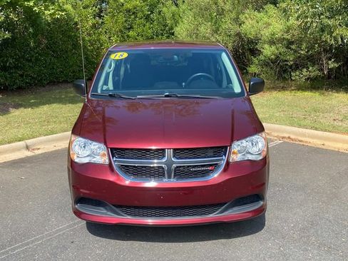 Used 2018 Dodge Grand Caravan SE w/ UConnect Hands-Free Group FWD image 2