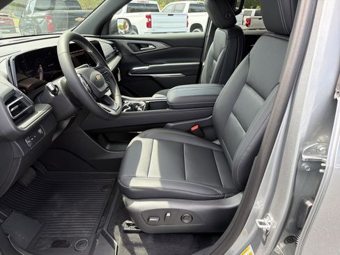 Used 2025 Chevrolet Traverse LT AWD/4WD image 9