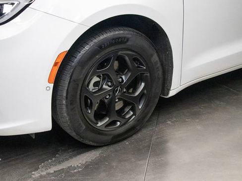 Used 2024 Chrysler Pacifica Limited FWD image 7
