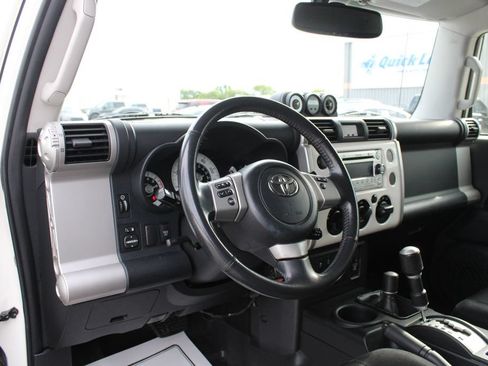 Used 2013 Toyota FJ Cruiser 4WD w/ Upgrade Pkg image 2