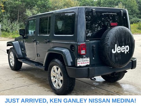 Used 2018 Jeep Wrangler Unlimited Sahara w/ Dual Top Group AWD/4WD image 5