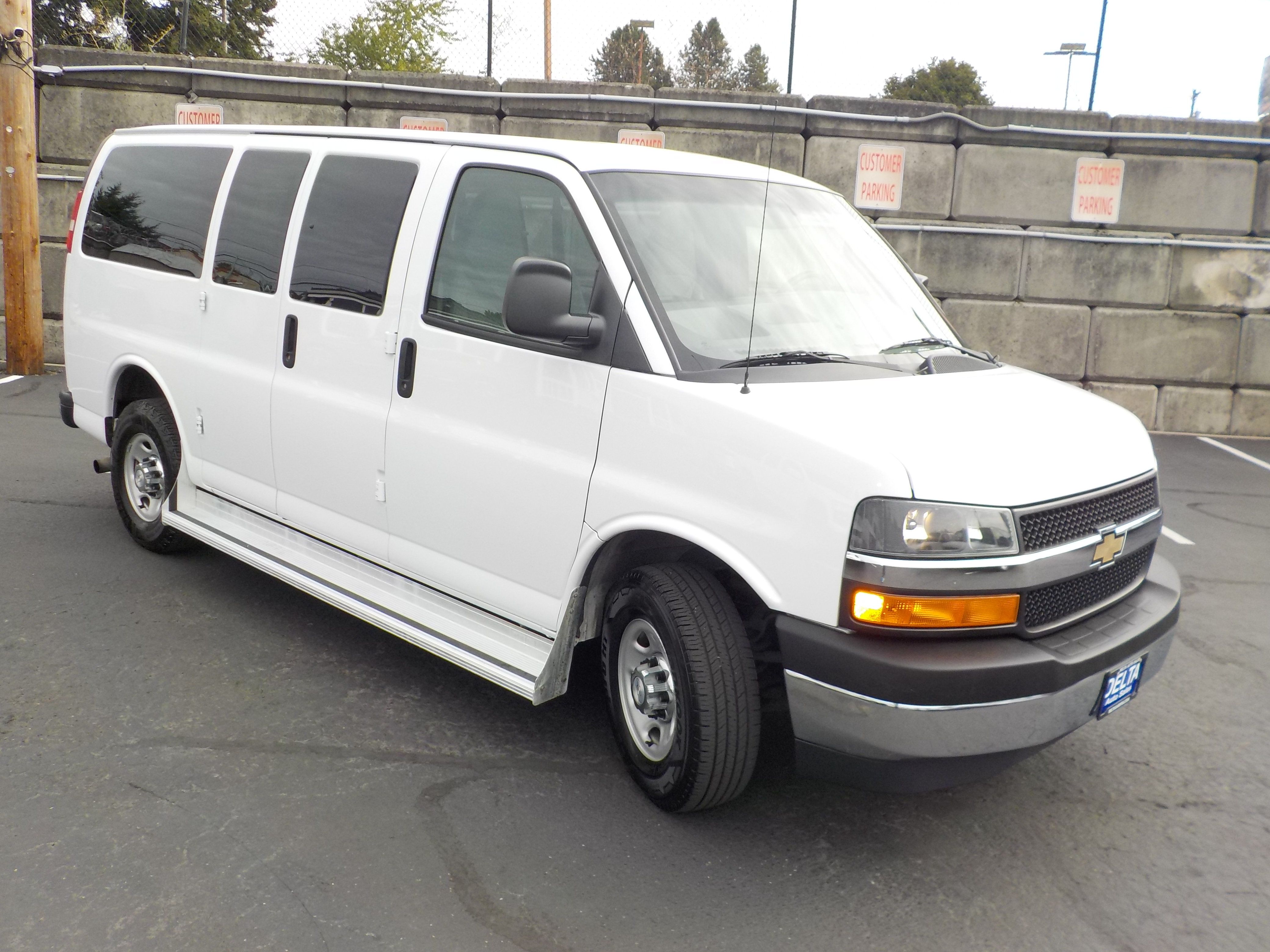 Used 2017 Chevrolet Express 3500 LT w/ LT Preferred Equipment Group RWD image 5