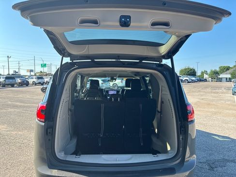 Used 2022 Chrysler Pacifica Touring-L w/ Uconnect Theater Family Group FWD image 21