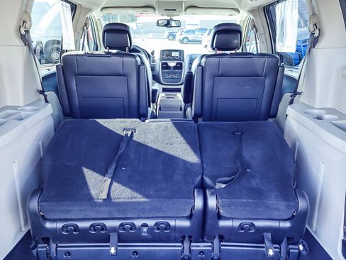 Used 2016 Chrysler Town & Country Touring w/ Driver Convenience Group image 18