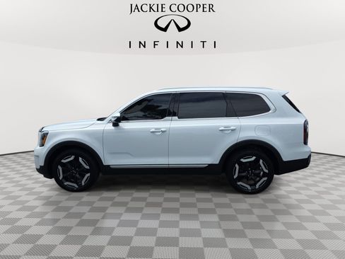 Used 2023 Kia Telluride EX w/ EX Captain's Chair Package FWD image 8