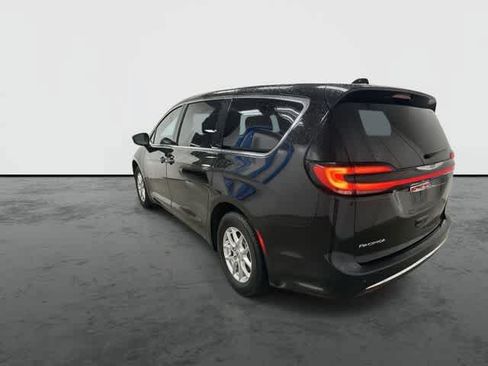 Used 2025 Chrysler Pacifica Select FWD image 2