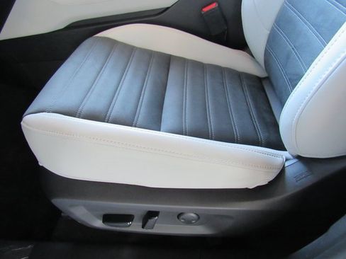 New 2025 Mitsubishi Outlander SE image 13