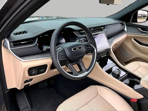 Used 2024 Jeep Grand Cherokee Limited w/ Luxury Tech Group II RWD image 22