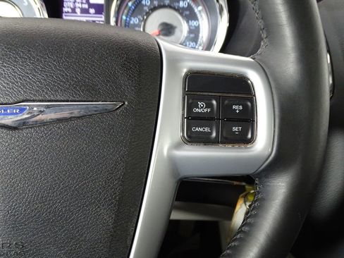 Used 2014 Chrysler Town & Country Touring image 25