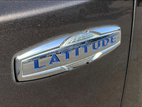 Used 2018 Jeep Renegade Latitude FWD image 9