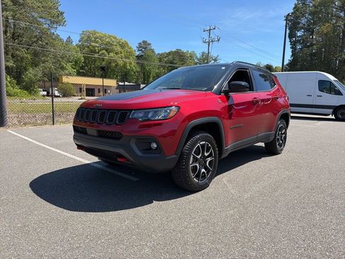 Used 2025 Jeep Compass Trailhawk AWD/4WD image 2