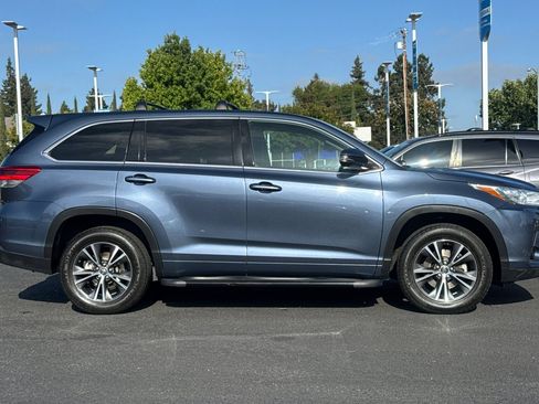 Used 2017 Toyota Highlander LE FWD image 7