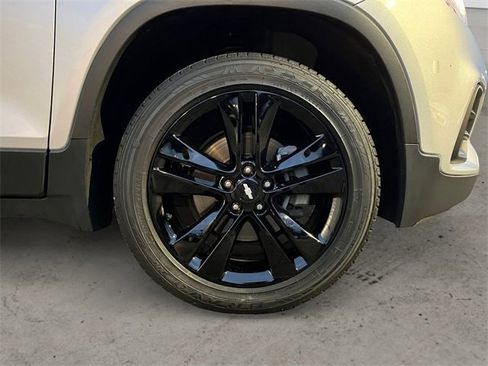Used 2020 Chevrolet Trax LT w/ Sun & Sound Package image 15