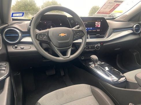 Used 2025 Chevrolet Trax LT FWD image 13