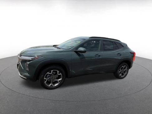 Used 2025 Chevrolet Trax LT FWD image 8
