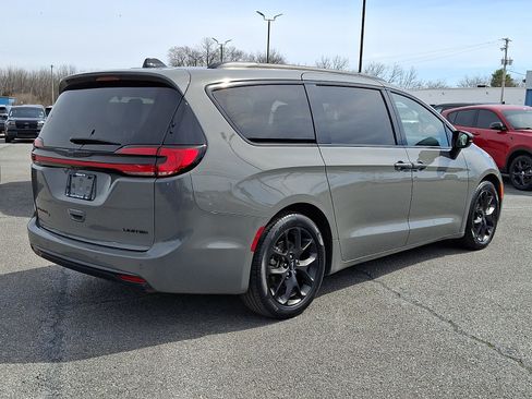 Used 2025 Chrysler Pacifica Limited FWD image 6
