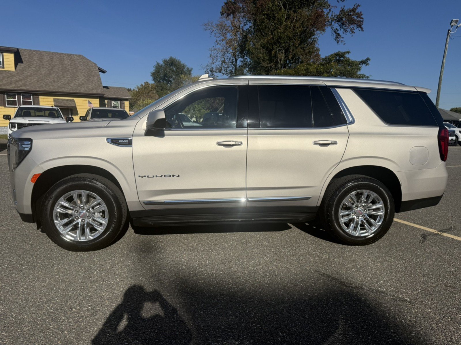 Used 2023 GMC Yukon SLT AWD/4WD image 6
