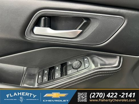 Used 2025 Nissan Rogue SV FWD image 21