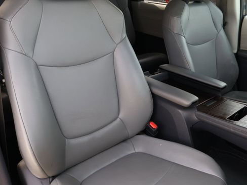 Used 2021 Toyota Sienna XLE image 17