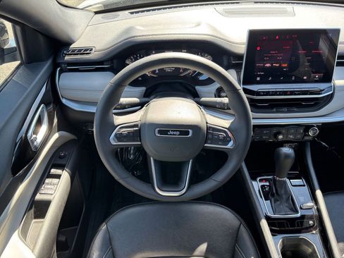 Used 2025 Jeep Compass Limited image 35