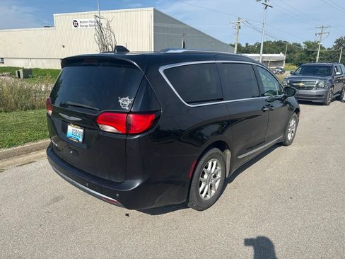Used 2020 Chrysler Pacifica Touring-L FWD image 3