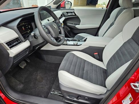 New 2025 Mitsubishi Outlander SE image 18