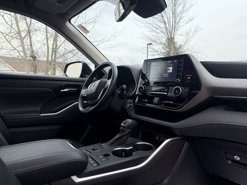 Used 2022 Toyota Highlander XLE image 46