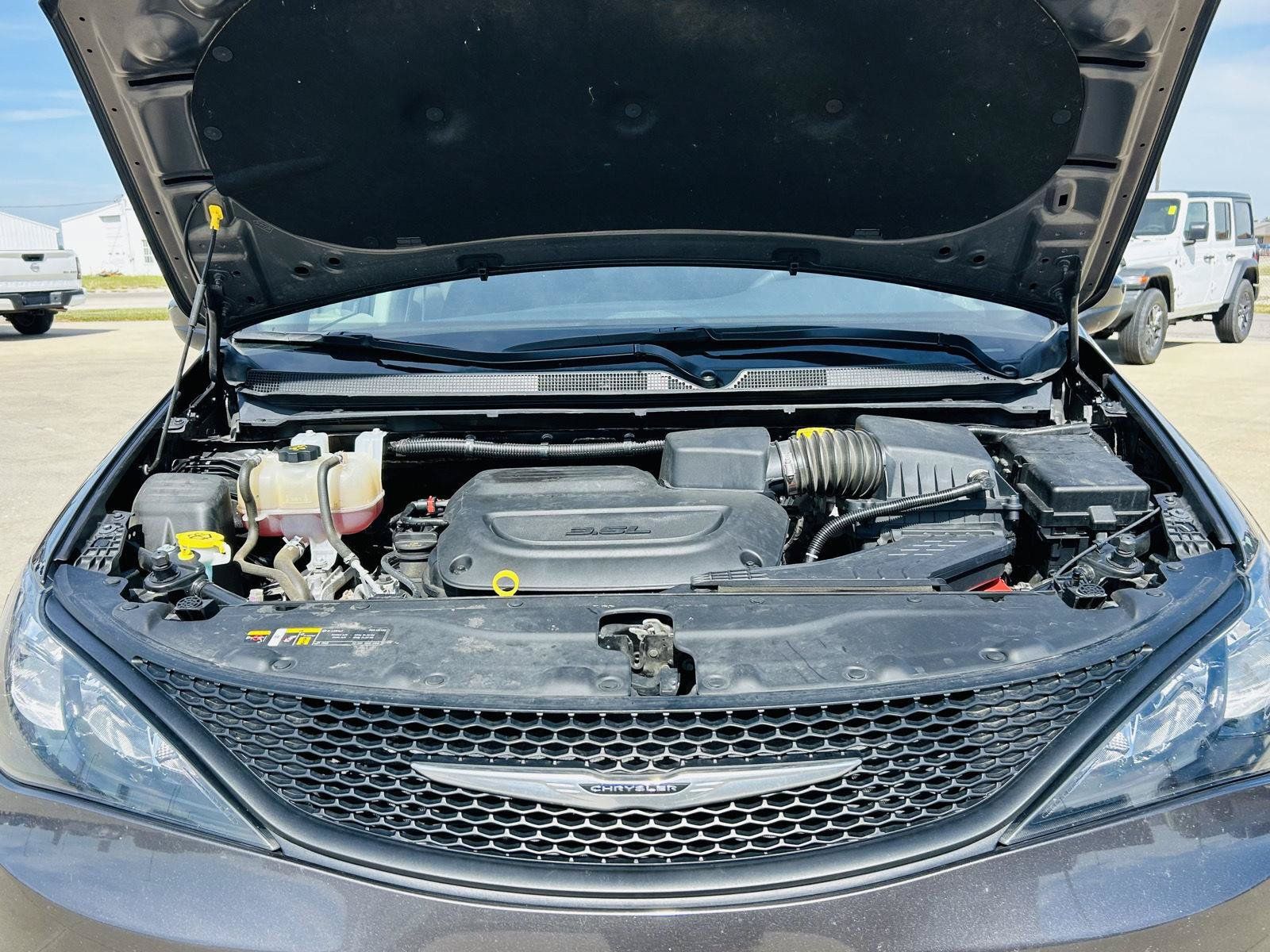 Used 2023 Chrysler Voyager LX FWD image 39