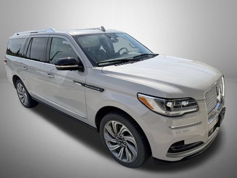 Used 2023 Lincoln Navigator L Reserve AWD/4WD image 2
