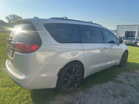 Used 2020 Chrysler Pacifica Touring-L Plus FWD image 5