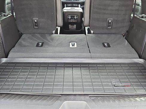 Used 2021 GMC Yukon SLT w/ SLT Premium Package image 6