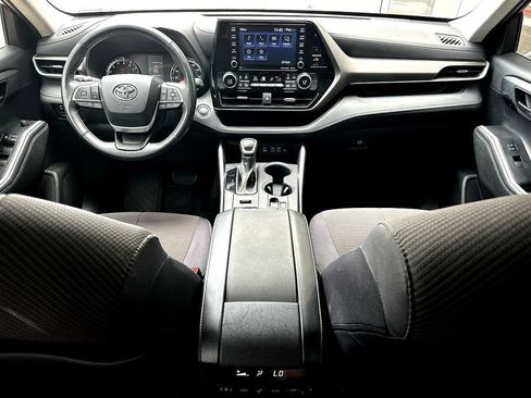 Used 2022 Toyota Highlander LE AWD/4WD image 27
