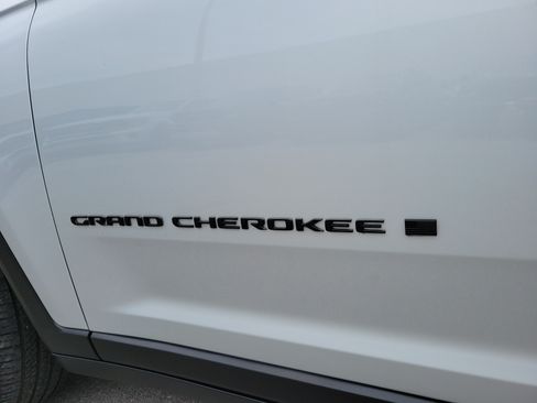 Used 2023 Jeep Grand Cherokee Altitude AWD/4WD image 29