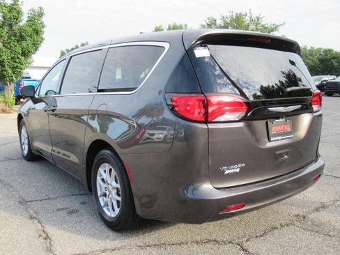 Certified 2023 Chrysler Voyager LX FWD image 5