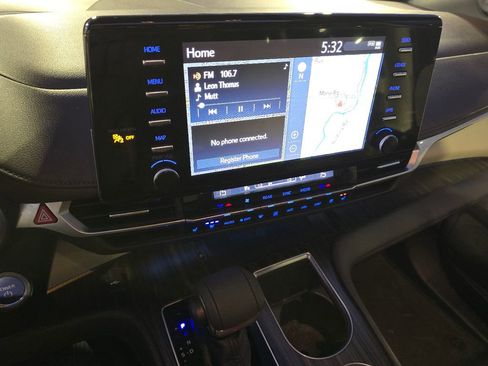 Used 2024 Toyota Sienna Platinum image 35