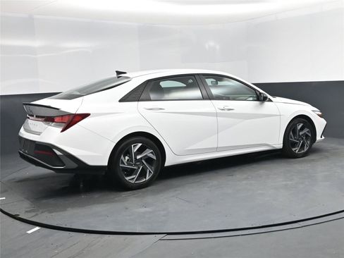 Certified 2025 Hyundai Elantra Sport image 4