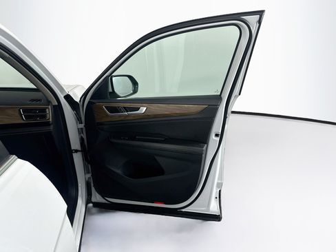 Used 2025 Volkswagen Atlas SE FWD image 35