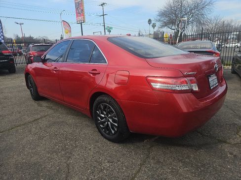 Used 2010 Toyota Camry LE image 3