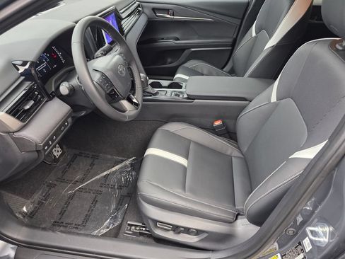 Used 2025 Toyota Camry SE FWD image 9