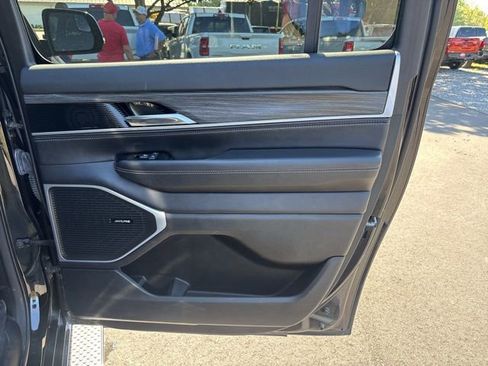 Used 2023 Jeep Wagoneer L Series II image 12
