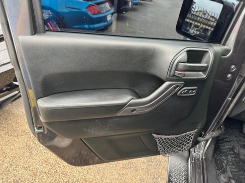 Used 2018 Jeep Wrangler Unlimited Sahara AWD/4WD image 21