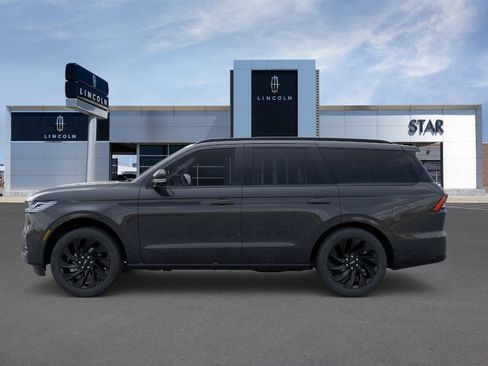 New 2026 Lincoln Navigator Reserve w/ Jet Appearance Package AWD/4WD image 3