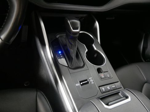 Used 2020 Toyota Highlander XLE image 24